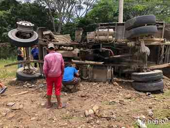 ¡Ataúd Rodante! Vieja volqueta se accidenta en Naco, Cortés dejando cuatro personas gravemente heridas - hch.tv