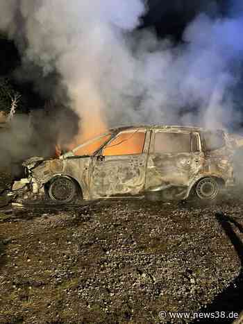 Kreis Helmstedt: Auto fackelt komplett ab – Feuer breitet sich immer weiter aus - News38