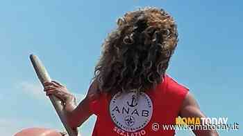 Muore nella spiaggia senza bagnini, i marinai di Ostia: "Tragedia evitabile. Ora servizio diventi pubblico"