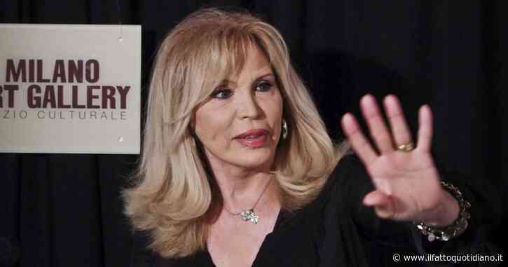Amanda Lear: “Il pettegolezzo sulla mia sessualità mi è servito molto. Dalì? Aveva l’alito pesante e i denti marci”