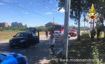 Modena, auto “impazzita” finisce contro un palo della luce - modenaindiretta.it