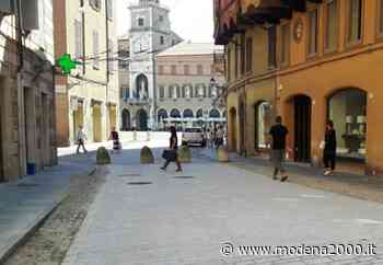 In corso Canalchiaro a Modena si sostituiscono le lastre danneggiate - Modena 2000