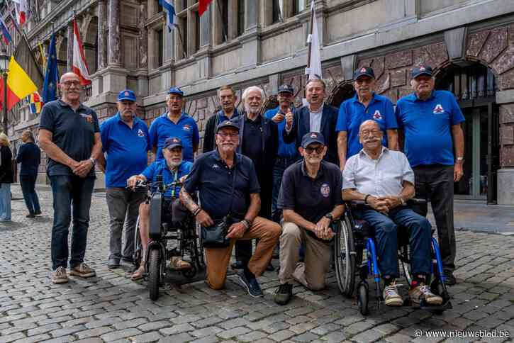 Reünie  Europese Snorrenclub Antwerpen met politieagenten die in 1979 de eerste Snor van het Jaar begeleidden “Een snor is voor de eeuwigheid.”