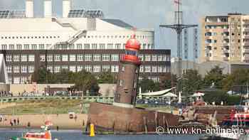 Schiefer Leuchtturm auf Mole in Bremerhaven provisorisch gesichert