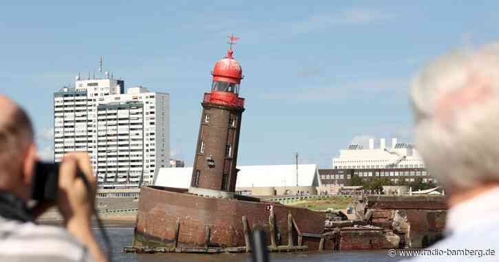 Schiefer Leuchtturm auf Mole provisorisch gesichert