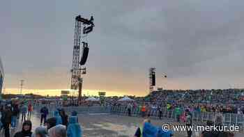 Vor Konzertbeginn: Fans tanzen in Pfützen und singen „oh wie ist das schön“