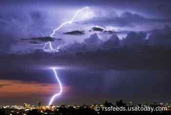 Florida woman dies, child hospitalized after lightning strike near park