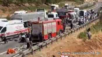 Mehrere Unfälle in der Türkei: Lastwagen rast in Menschenmenge – Mindestens 32 Tote