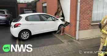 Autobestuurder valt in slaap en rijdt in zijgevel van huis in Kuurne - VRT NWS