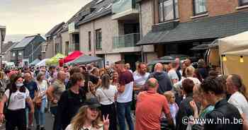 Ondanks regen veel volk voor gezellige avondmarkt en optredens - Het Laatste Nieuws