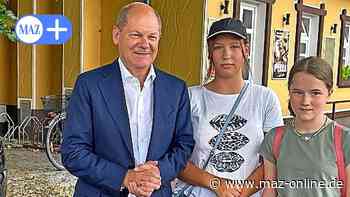 Foto mit dem Bundeskanzler in Rathenow: Linda und Elina auf Selfiejagd - Märkische Allgemeine Zeitung