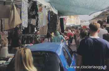 Auto in sosta tra le bancarelle del mercato. Disagi e multe - ciociariaoggi.it