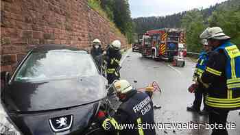 Crash bei der Station Teinach: Feuerwehr befreit 80-Jährigen aus  seinem Fahrzeug