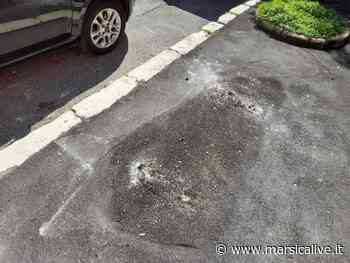 Distruggono una panchina di pietra in pieno centro ad Avezzano, proteste dei residenti - MarsicaLive