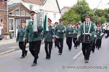 Petrus meinte es gut mit den St. Sebastianschützen: Schützenzug Sümmern 2022 - www.lokalkompass.de
