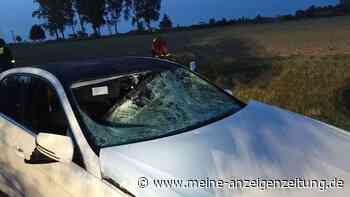 Auto fährt in Gruppe von Partygästen