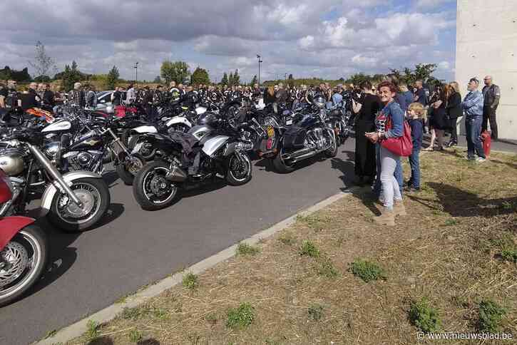 VIDEO. Indrukwekkend eerbetoon aan overleden motorrijder Günter: meer dan 400 motards begeleiden Winnetou naar laatste rustplaats