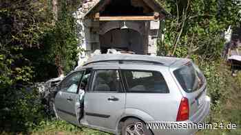 Fridolfingerin (33) kracht mit Auto in Kapelle und wird schwer verletzt