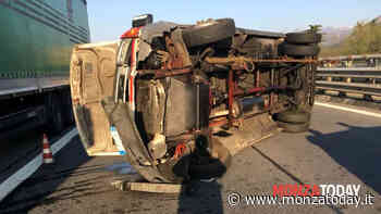Incidente sulla provinciale a Usmate, perde il controllo del furgone e si ribalta: è grave - MonzaToday