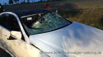 Auto fährt in Gruppe von Partygästen - vier Schwerverletzte