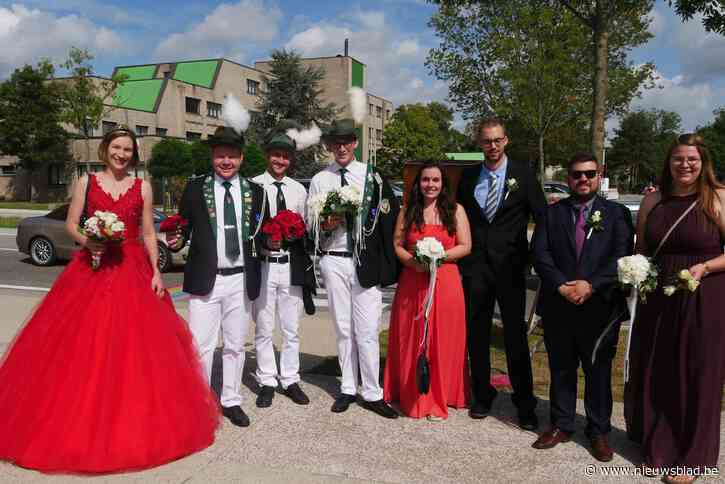 Kleurrijke internationale optocht van uniek en driejaarlijks evenement lokt maar karige plaatselijke belangstelling
