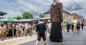 Reuzenommegang tijdens Kapellestraatkermis blijft bekoren | Lebbeke | hln.be - Het Laatste Nieuws