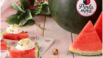 Spicchi di anguria ripieni di crema cheesecake, il dessert perfetto per l’estate - CheCucino.it