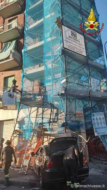 Auto si schianta contro un ponteggio, investiti due pedoni - Prima Chivasso