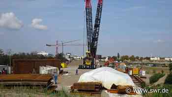 Mega-Kkran bringt Panoramasteg für BUGA23 in Mannheim in Position - SWR Aktuell