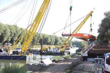 Nieuwe fietsers- en voetgangersbrug tussen Waregem en Wielsbeke wordt geïnstalleerd - KW.be - KW.be