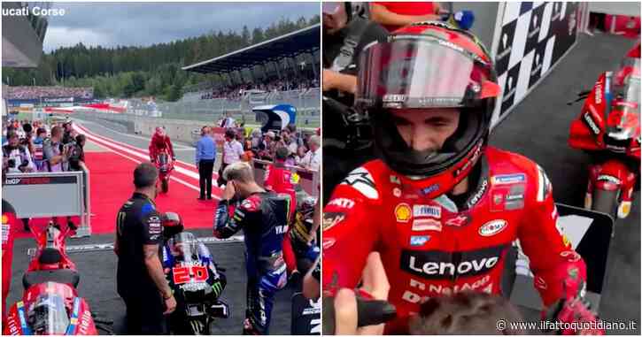 Moto Gp, in Austria vince Bagnaia davanti a Quartararo: il pilota italiano festeggia col team - Il Fatto Quotidiano