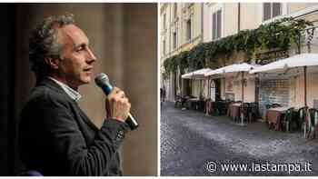 Incidente a Roma per Marco Travaglio: la sua auto finisce contro un dehors a Trastevere - La Stampa