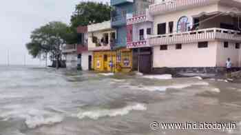 Normal life affected as water from Ganga-Yamuna rivers enters residential areas in Prayagraj | WATCH - India Today