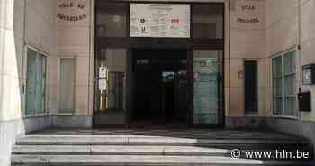 Verfrissende douche voor dakloze asielzoekers in het zwembad van Brussel - Het Laatste Nieuws