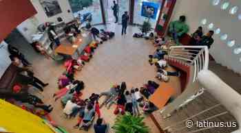 Policía de Fresnillo enseña a niños asistentes a curso de verano cómo protegerse durante una balacera - LatinUs