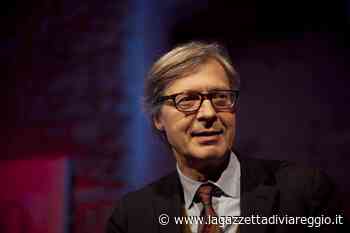 Vittorio Sgarbi sul palco della Versiliana con “Pasolini Caravaggio” in prima nazionale - lagazzettadiviareggio.it