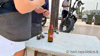 Bari, sul molo di Nderr la lanz tornano i pescivendoli abusivi: i frutti di mare lavati nell'acqua del porto - La Repubblica