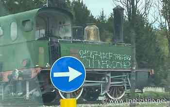 Saronno: vandali imbrattano la locomotiva della Lazzaroni - Il Notiziario