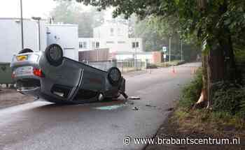 Auto botst op boom en slaat over de kop - Brabants Centrum