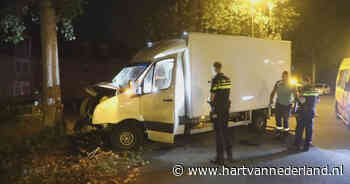 Man zonder geldig rijbewijs knalt op boom, gooit na ongeluk lachgasfles in bosjes - Hart van Nederland