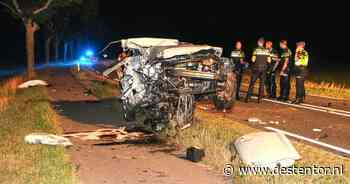 Ravage op N333 bij Blokzijl: vrouw vliegt uit bocht, ramt boom en eindigt met auto óp eigen motorblok - De Stentor