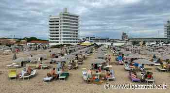 Jesolo, passeggia in spiaggia poi il malore improvviso: 50enne perde i sensi e cade sulla sabbia. «Rianimazion - ilgazzettino.it