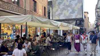 Alba, boom di turisti ad agosto. La capitale delle Langhe celebra il ritorno degli americani - La Stampa