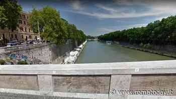Ragazza minaccia di gettarsi dal ponte, il fidanzato si scaglia contro gli agenti e viene arrestato