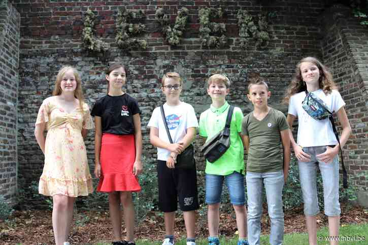 Kindergemeenteraad hangt drie moswanden op in de stad