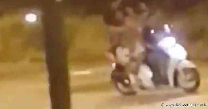 Napoli, sei giovani su uno scooter senza casco: il video da Scampia