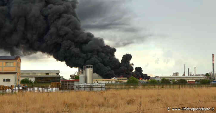 Augusta, scoppia grosso incendio in un capannone: l’imponente colonna di fumo – Video