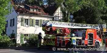 Haus unbewohnbar: Nach großem Brand in Lohmar – Aus Dachstuhl steigt erneut Rauch auf - Kölnische Rundschau