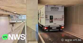 Vrachtwagen rijdt zich vast in Margaretatunnel in Mechelen - VRT NWS