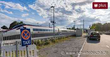Reisende und Fahrer sind sauer: Am Bahnhof Reutin fehlt „vernünftiger“ Taxi-Platz - Schwäbische